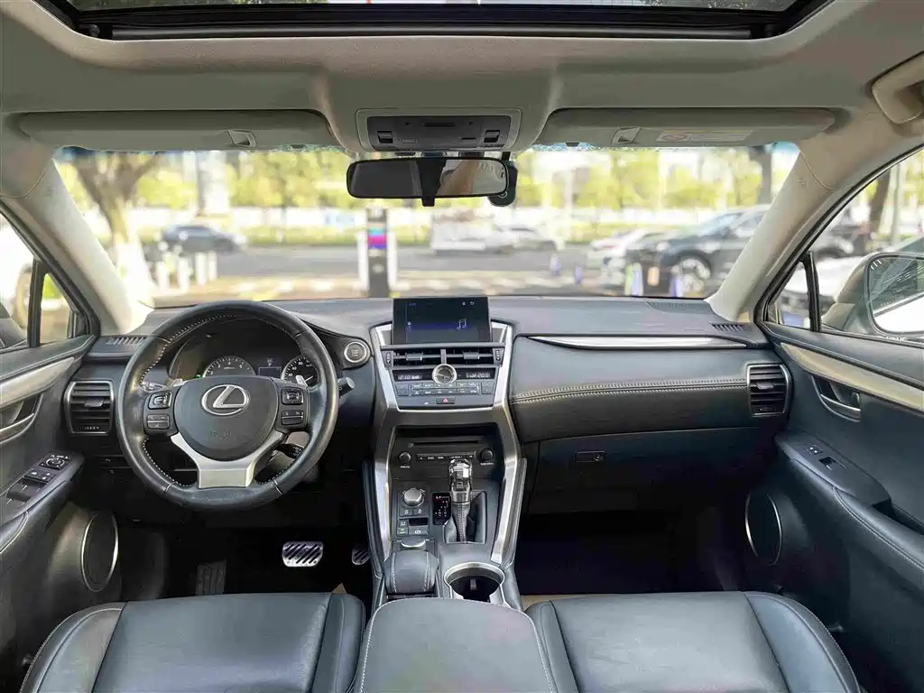 Фото 15 - Lexus NX
