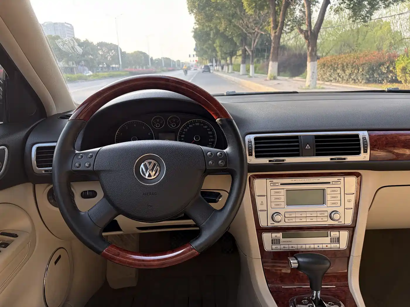 Volkswagen Passat Lingyu 2009 1.8T Automatic Luxury фото 12