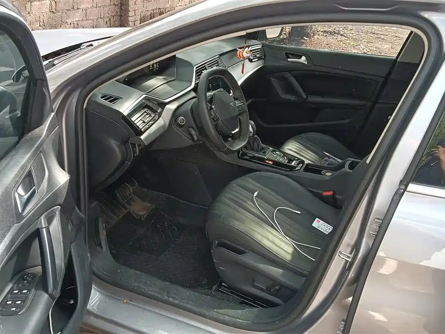 PEUGEOT 408