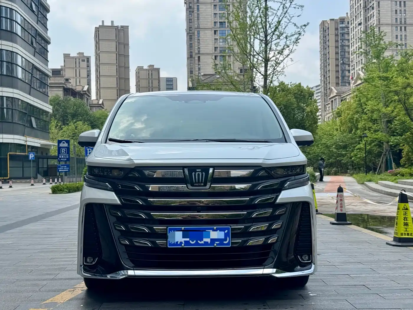 Toyota Vellfire 2024 Crown Hybrid 2.5L Premium Edition фото 2