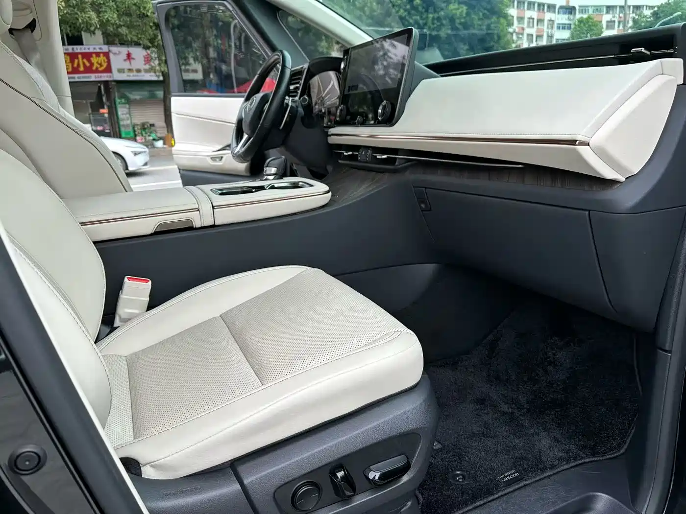 Lexus LM 2023 350h 7-Seater Elegance Edition фото 7