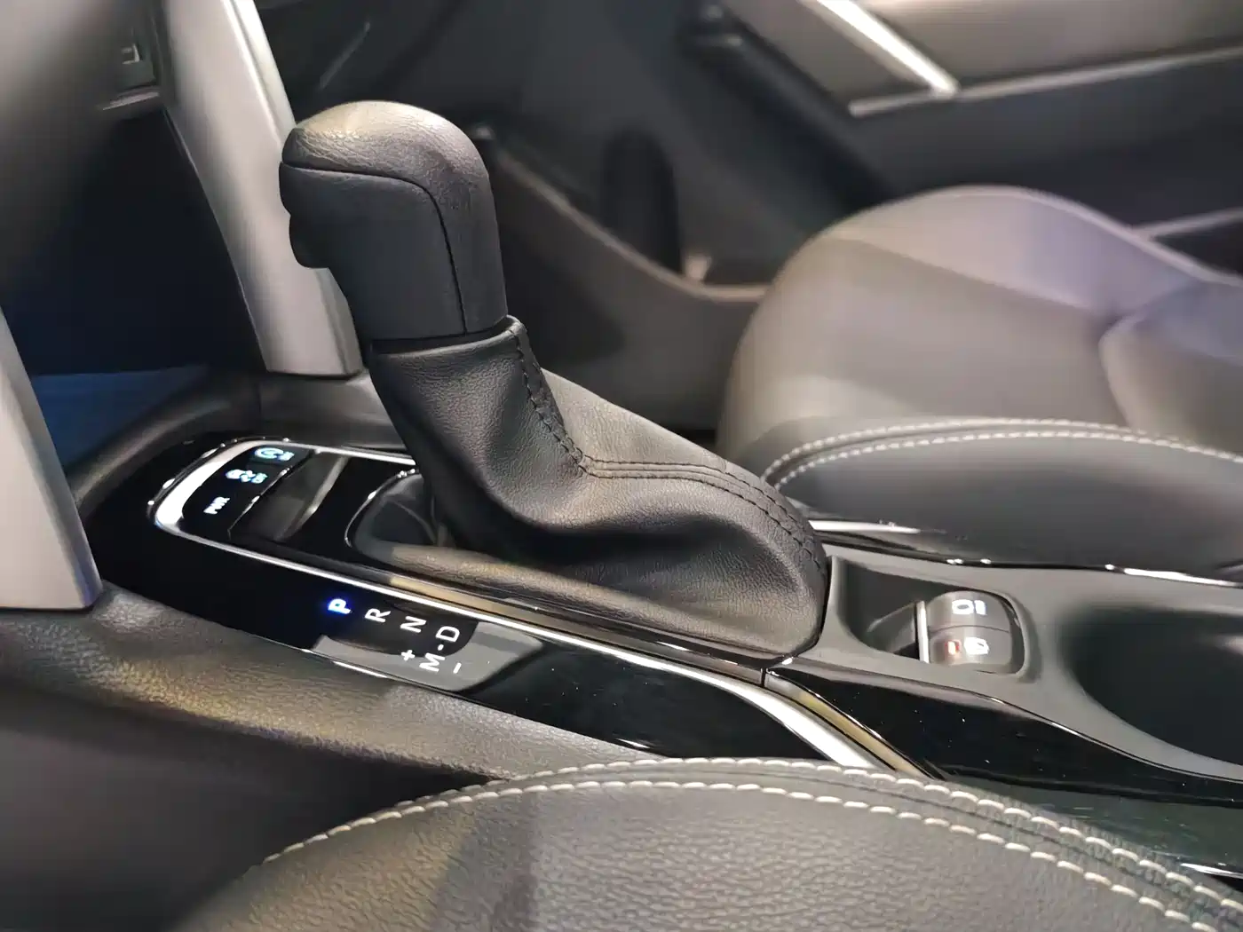Toyota Frontlander 2022 2.0L CVT Luxury PLUS Edition фото 14