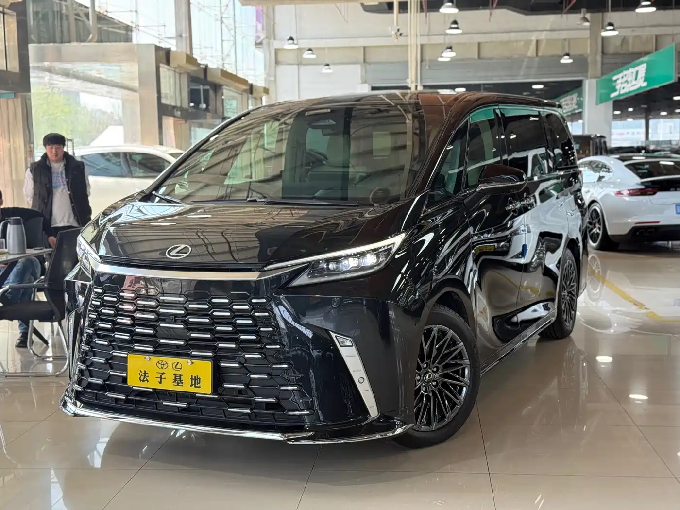 Lexus LM 2023 500h 6-Seater Prestige Edition