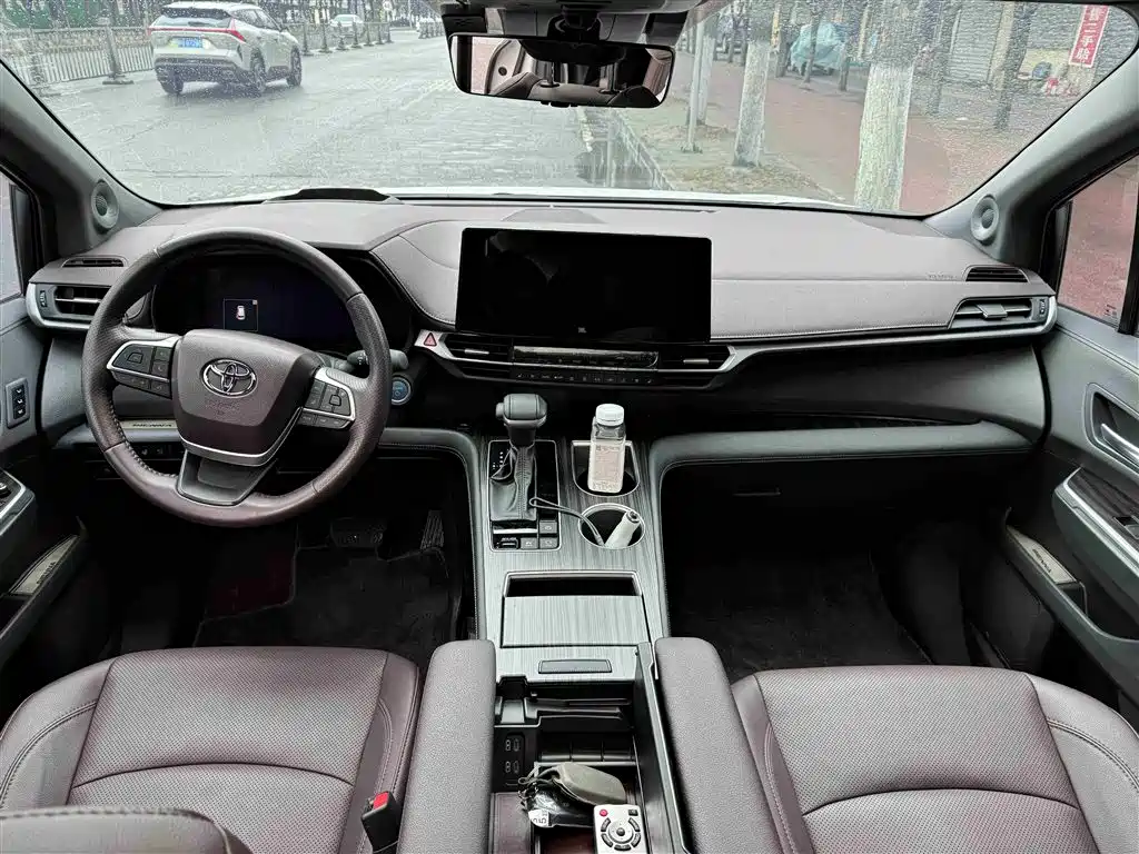 Toyota Sienna 2023 2.5L Hybrid Platinum Edition фото 22