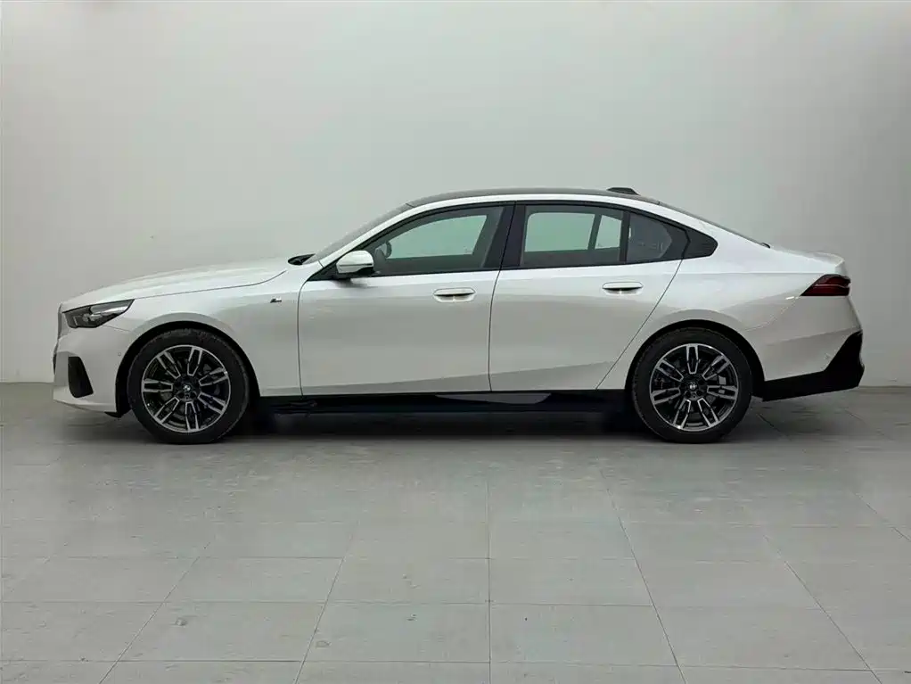 BMW 5 Series (Import) 2024 Model 525i M Sport Package фото 3