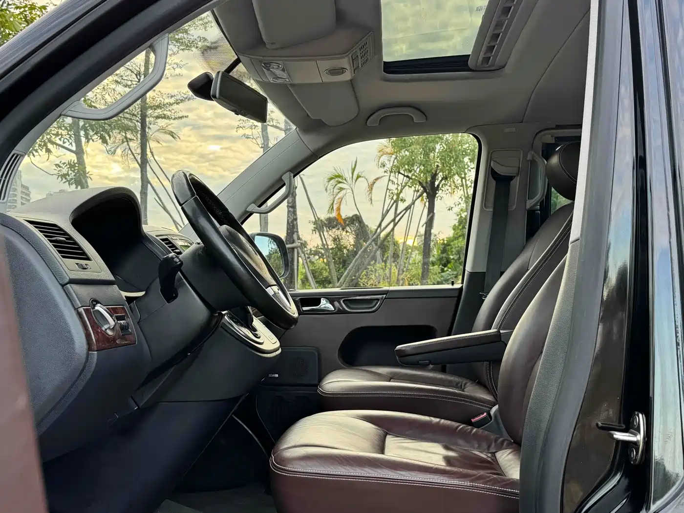 Volkswagen Multivan 2012 2.0TSI 2WD Business Edition фото 10