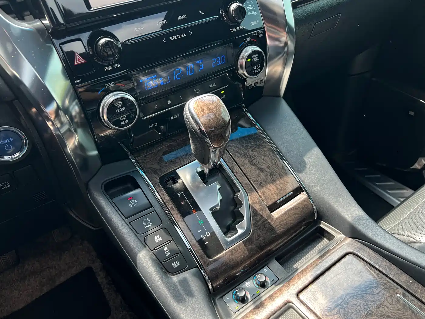 Toyota Vellfire 2019 Hybrid 2.5L HV Premium Edition фото 9