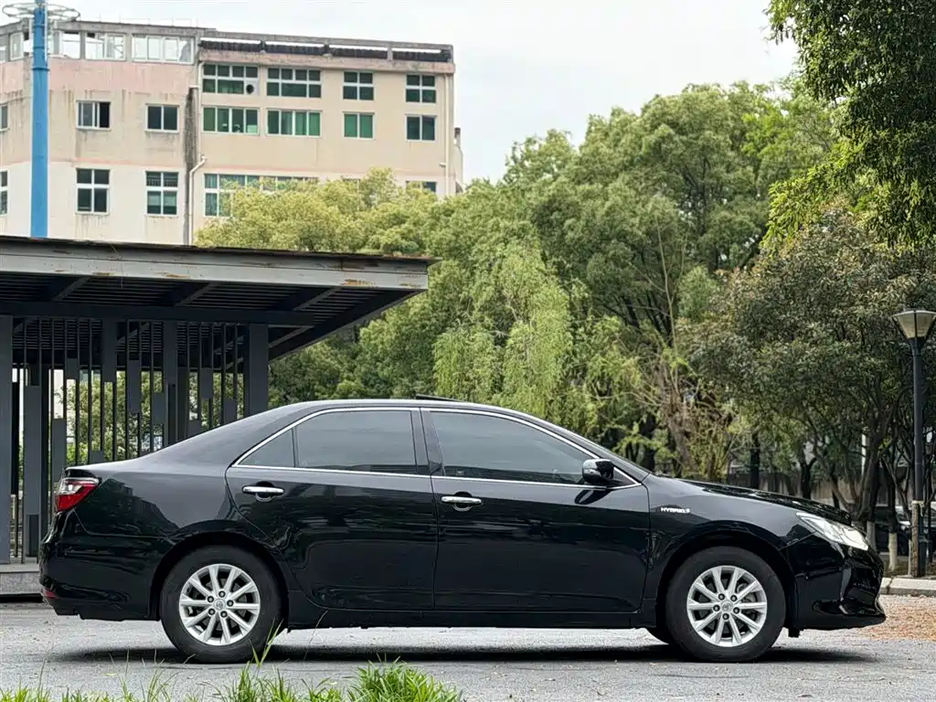 Toyota Camry 2016 Hybrid 2.5HG 10th Anniversary Luxury Navigation Edition фото 7