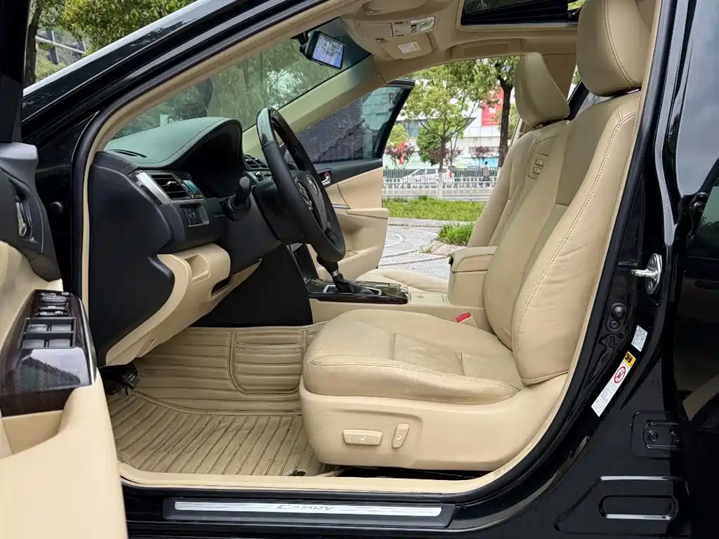 Toyota Camry 2016 Hybrid 2.5HG 10th Anniversary Luxury Navigation Edition фото 10