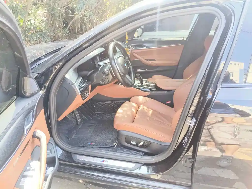 Photo 8 - BMW 5 Series (Import)