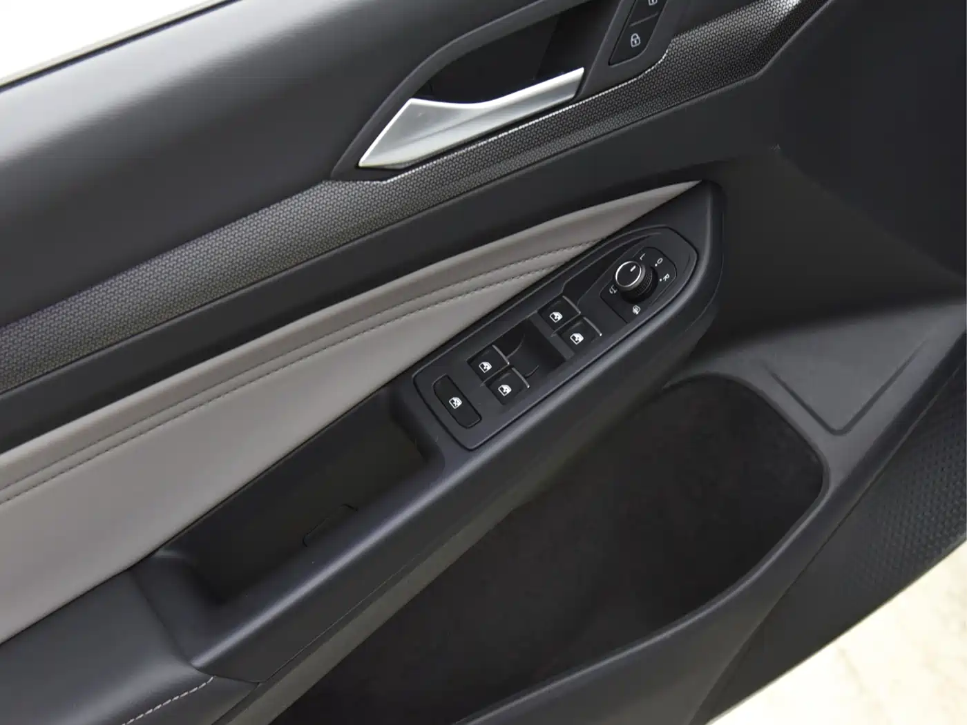 Volkswagen Golf 2025 300TSI R-Line фото 11