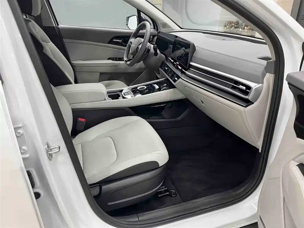 KIA LION PLATINUM EXPANDS THE WORLD