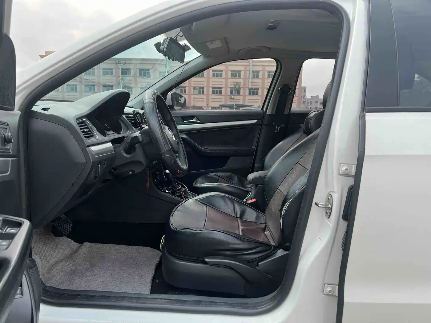 Volkswagen Lavida 2015 1.6L Automatic Trend Edition фото 12