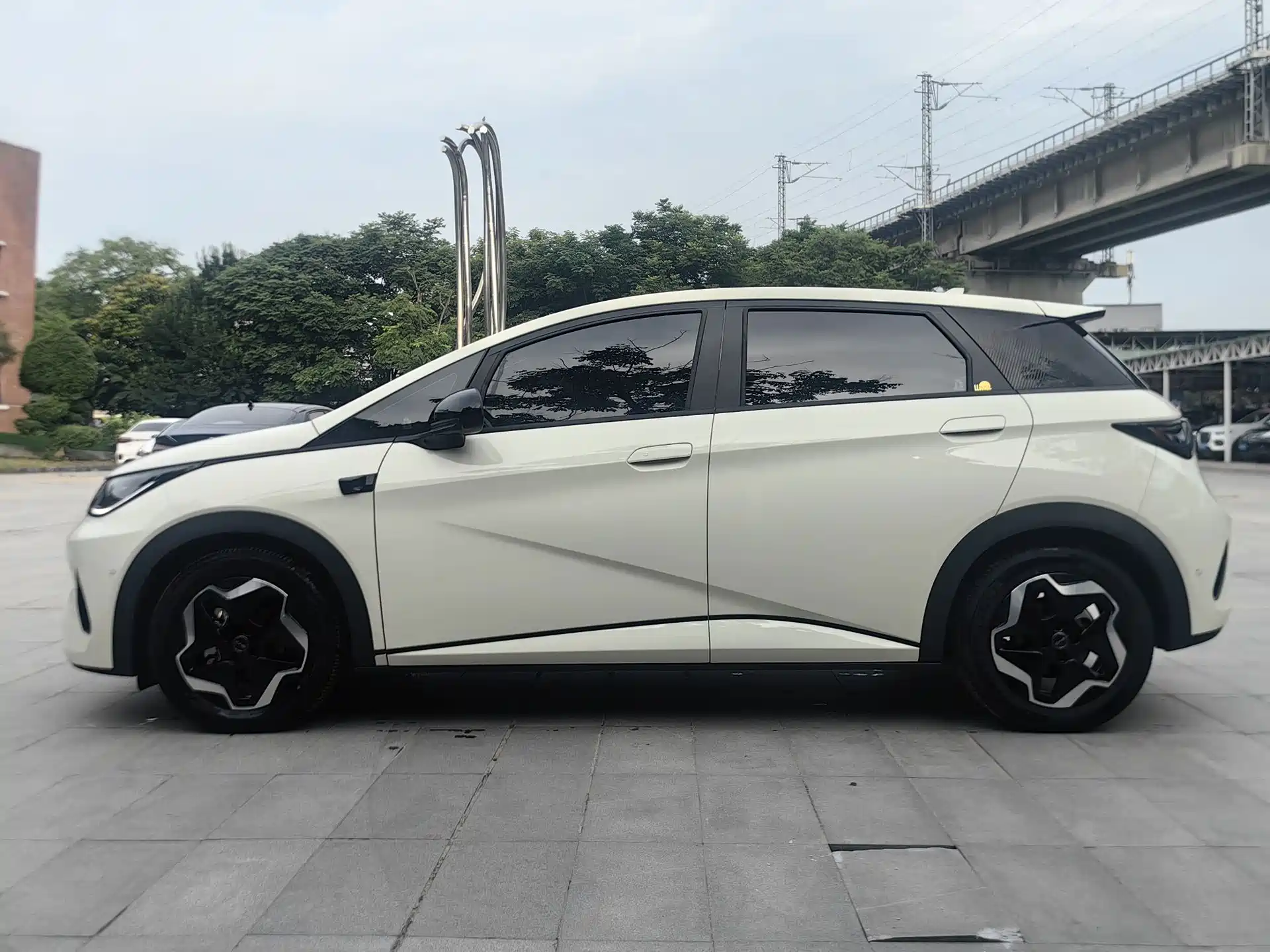 Photo 9 - BYD Dolphin