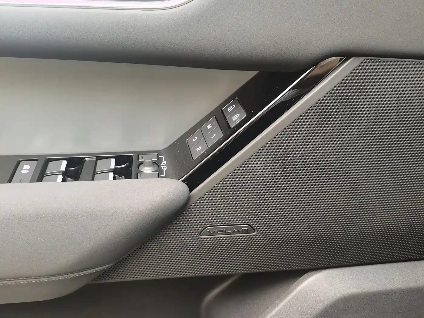Land Rover Range Rover Velar 2025 S фото 11