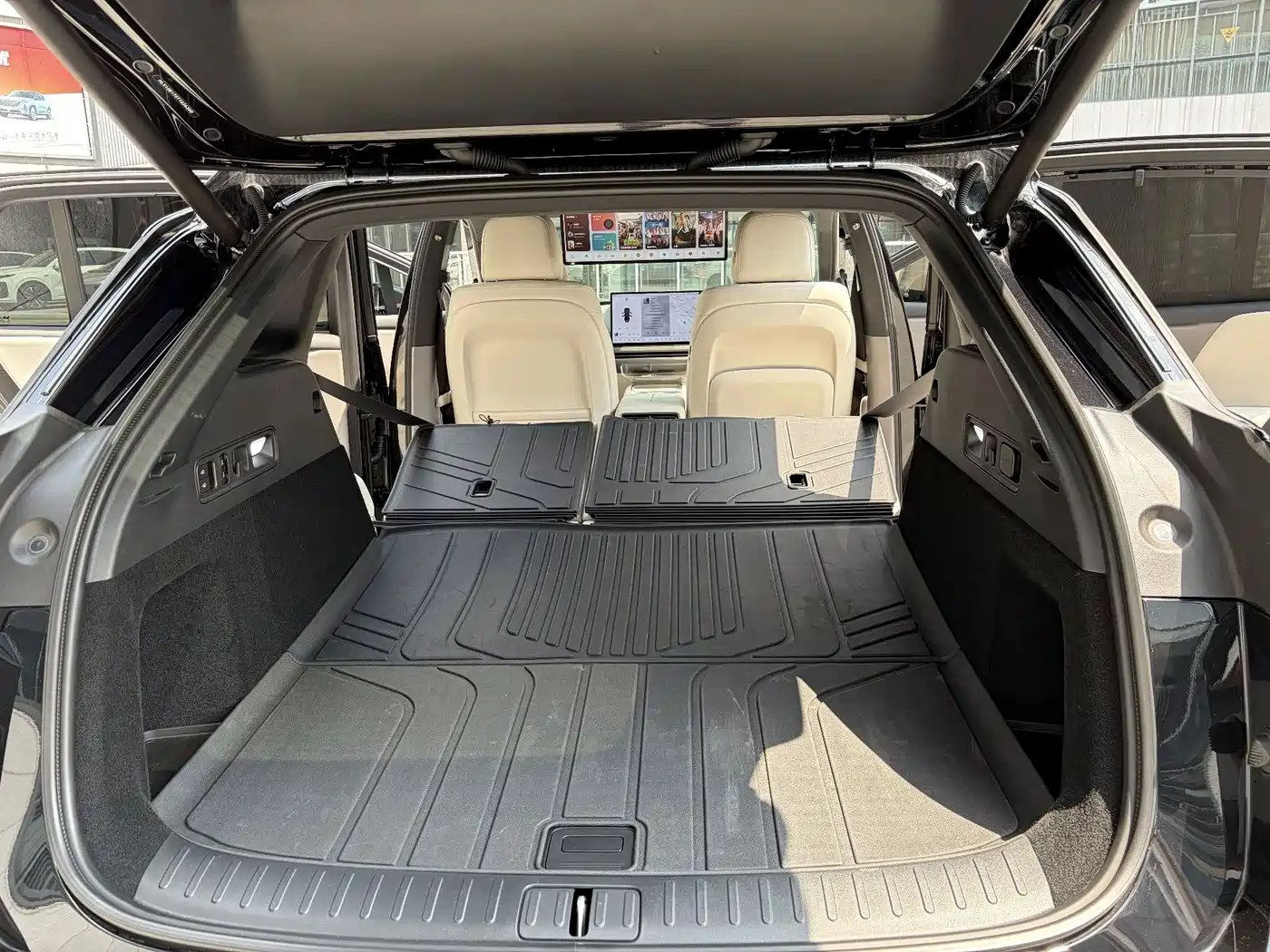 Photo 12 - Li Auto i6