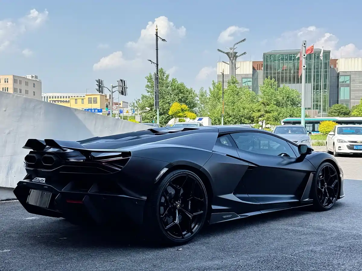 Фото 4 - Lamborghini Revuelto