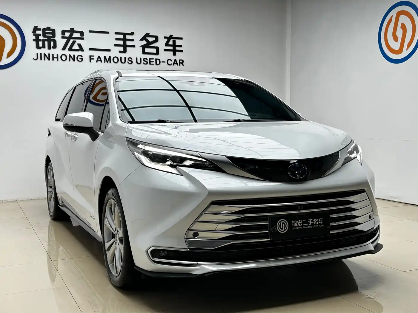 Toyota Sienna 2024 2.5L Hybrid Platinum Edition фото 3