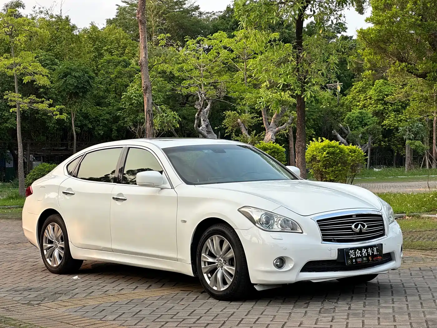 Infiniti M Series 2012 M25L Elegance Edition фото 2