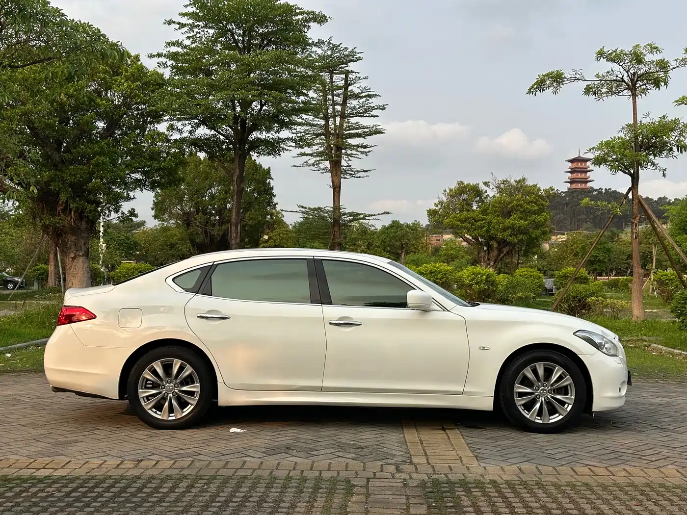 Infiniti M Series 2012 M25L Elegance Edition фото 4
