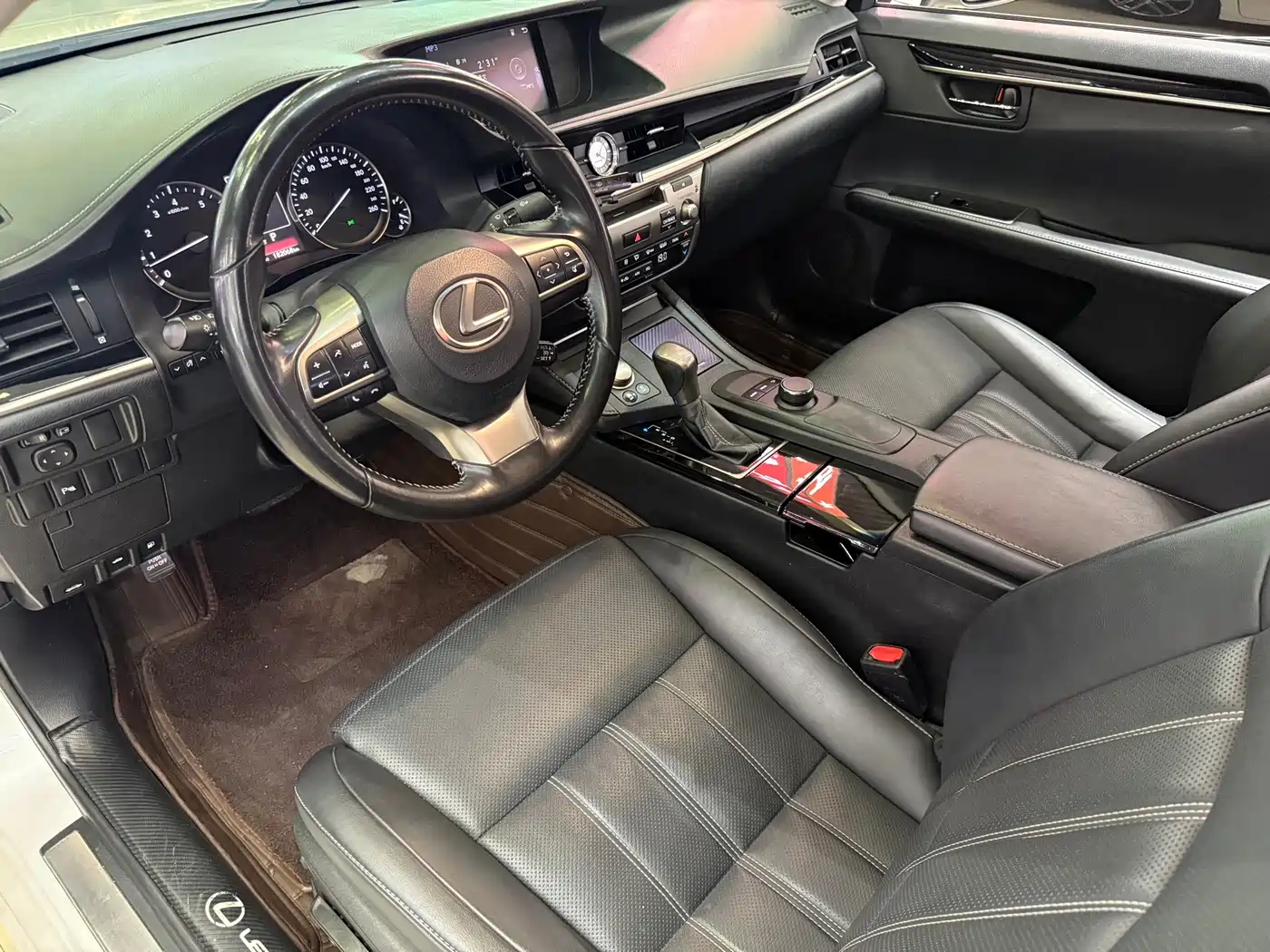 Фото 14 - Lexus ES