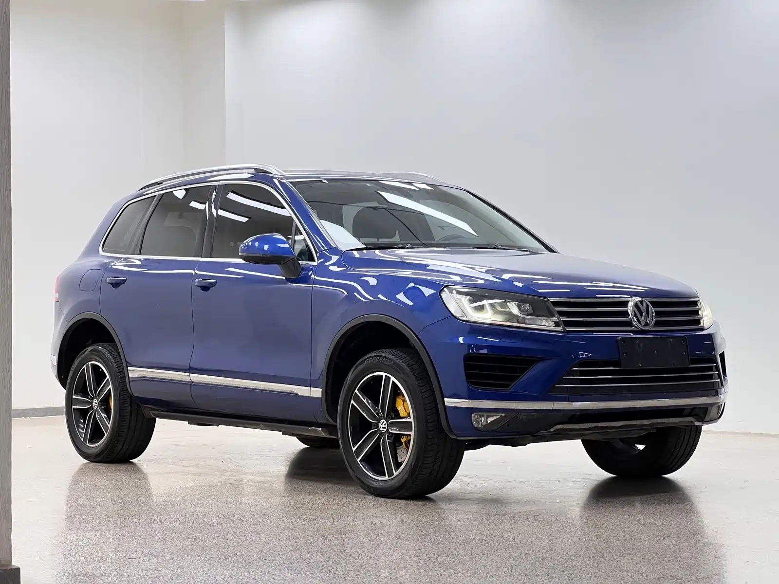 Фото 3 - Volkswagen Touareg