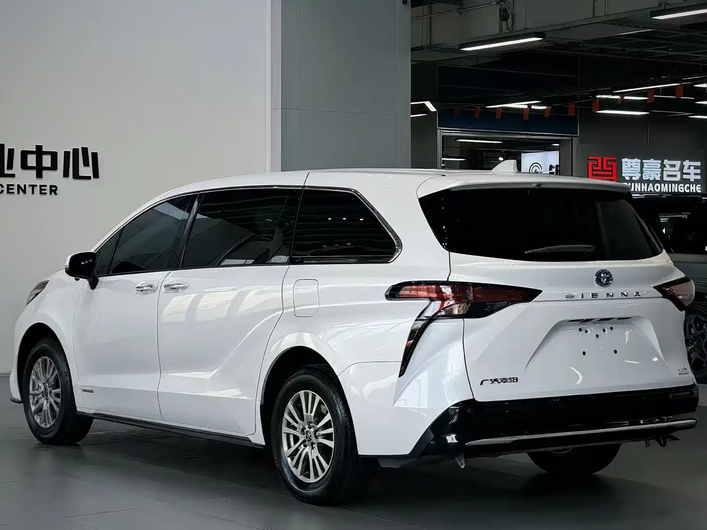 Toyota Sienna 2023 2.5L Hybrid Luxury Edition фото 2