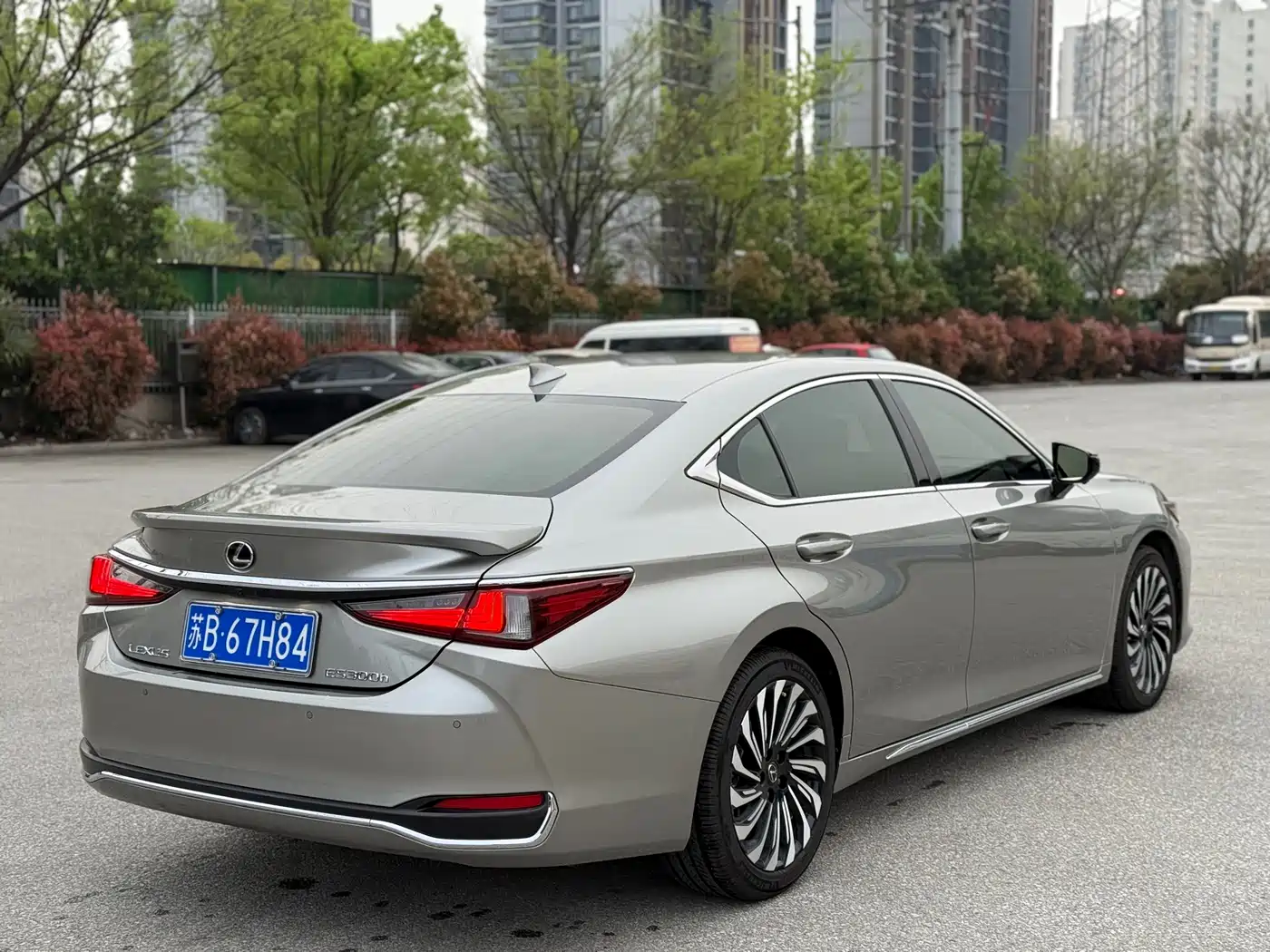 Lexus ES 2022 300h Silver Limited Edition фото 11