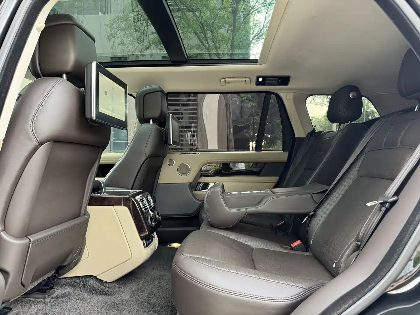Land Rover Range Rover 2021 3.0 L6 Heritage Extended Classic Edition фото 7