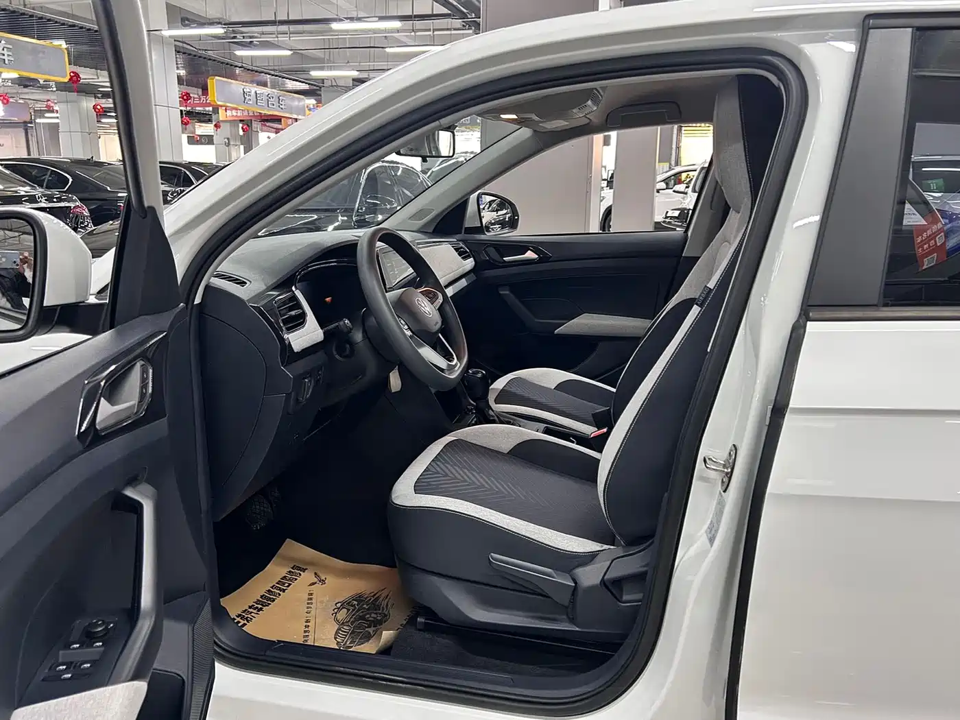 Volkswagen Tharu 2025 Model Rising Star 1.5L Advance Edition фото 8