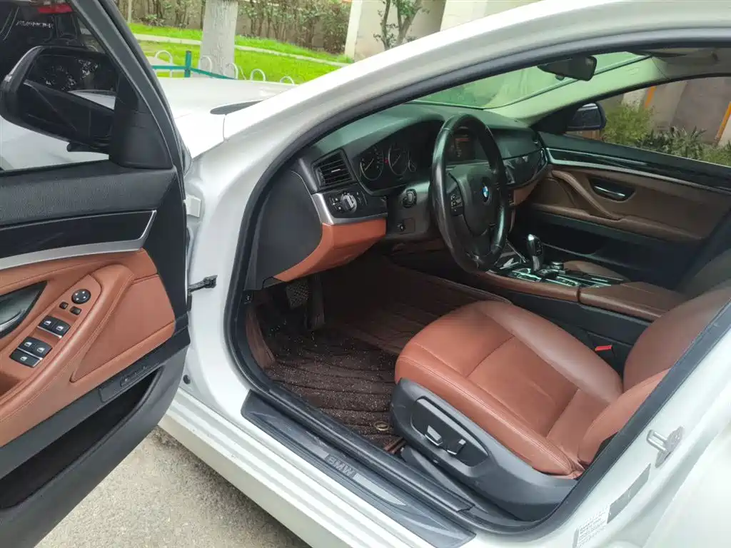 BMW 5 Series 2017 520Li Classic Edition фото 17