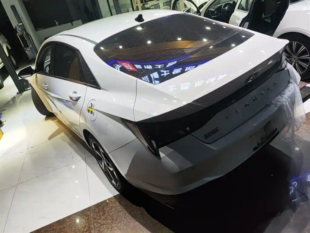 Hyundai Elantra 2022 1.5L CVT LUX Premium Edition фото 6