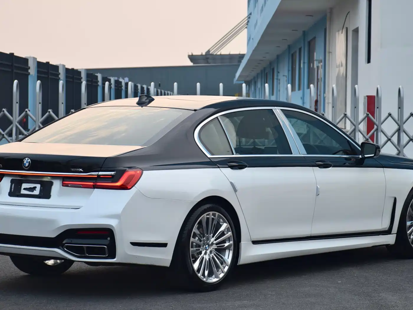 BMW 7 Series 2016 730Li Leading фото 9