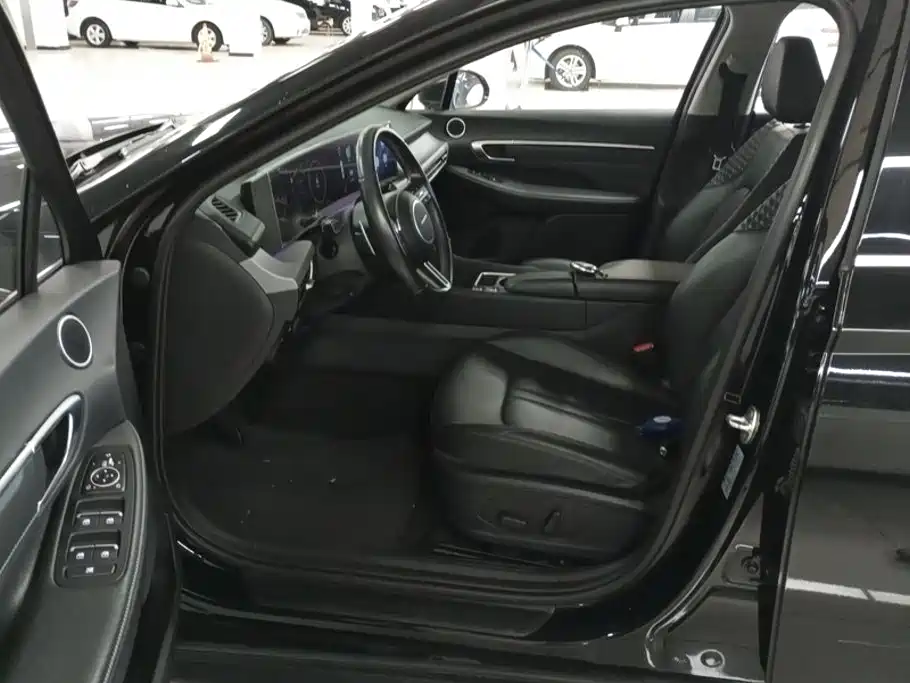 Photo 9 - Hyundai Sonata