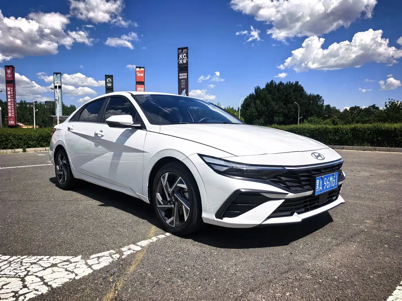 Hyundai Elantra 2023 Model 1.5L CVT LUX Premium Edition фото 3