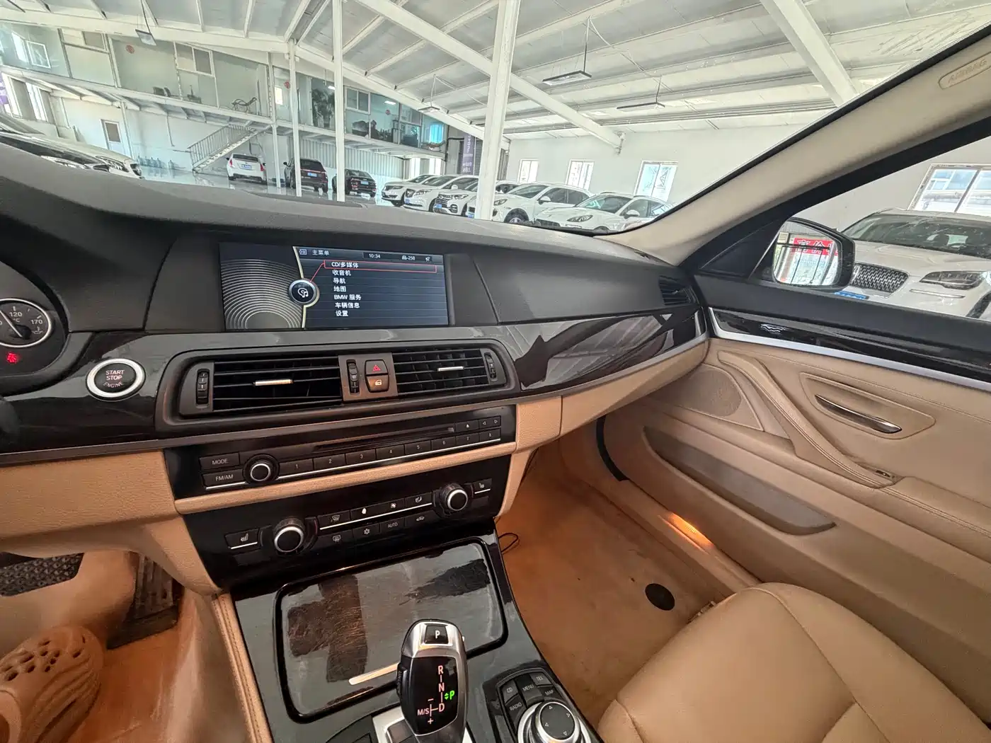 BMW 5 Series 2011 523Li Leading фото 10