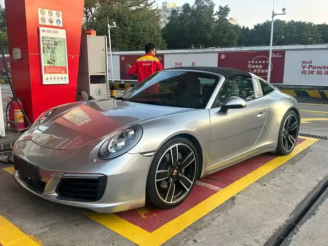 PORSCHE 911