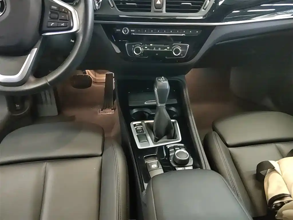 BMW 1 Series 2018 118i Sport Edition фото 14