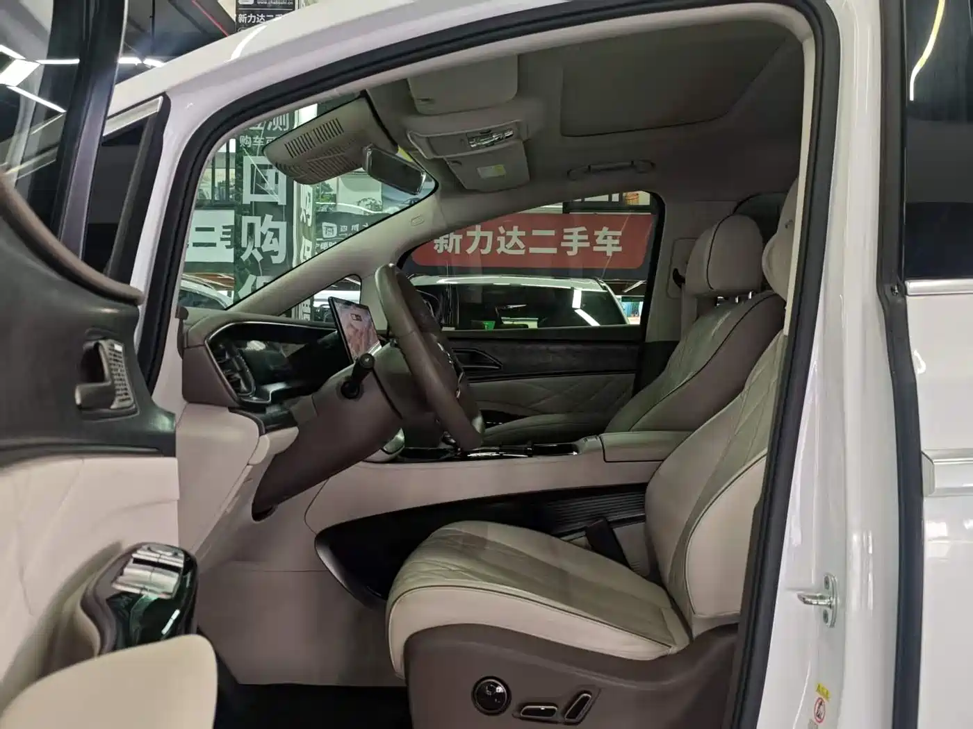 Denza D9 2022 DM-i 1040 Premium фото 7