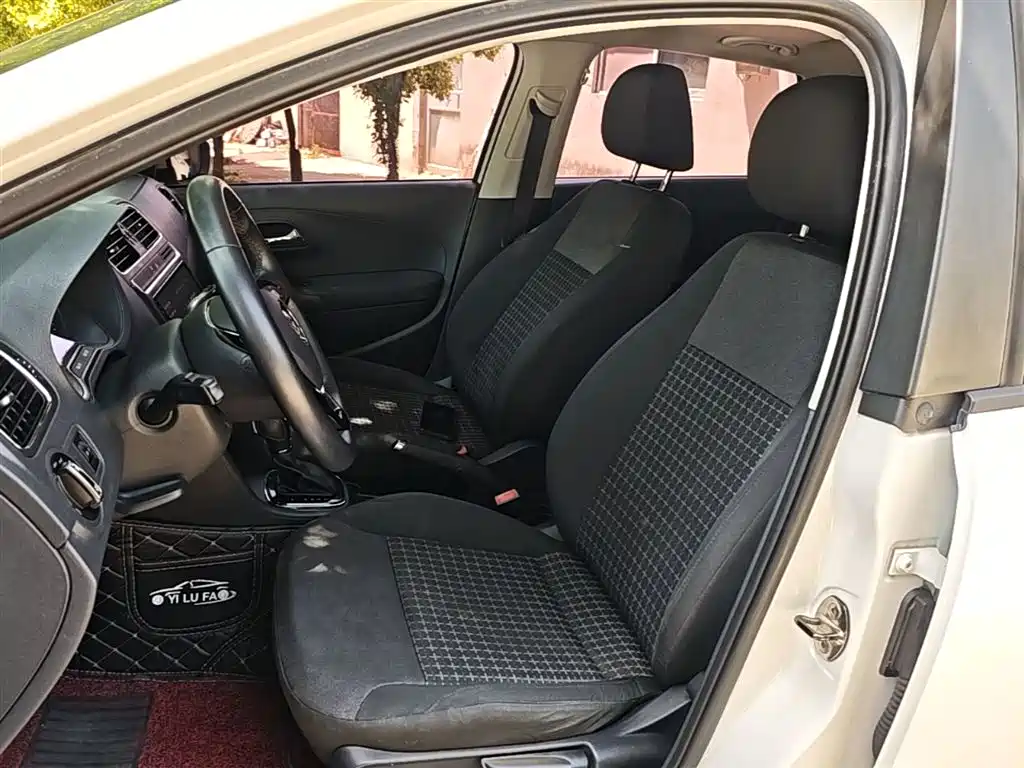 Volkswagen Polo 2016 1.6L Automatic Comfort фото 15