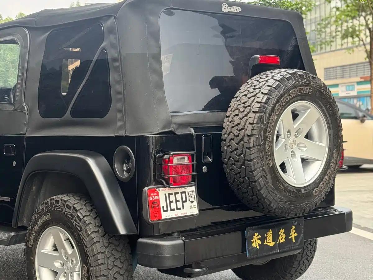 Photo 12 - Jeep Wrangler