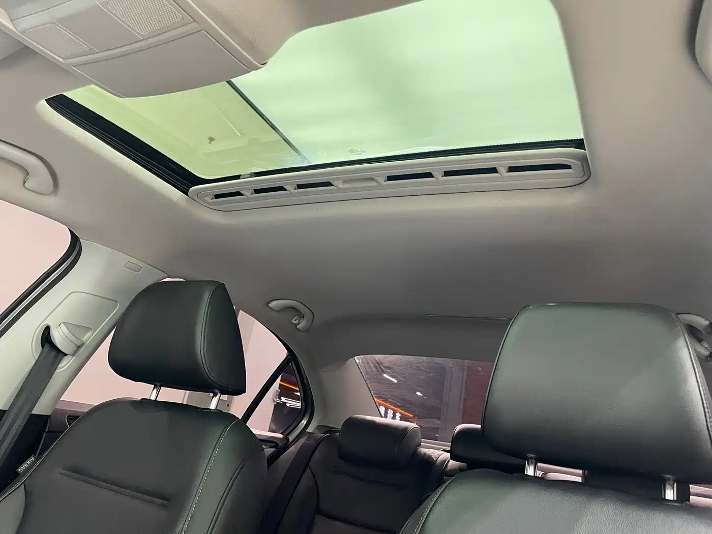 Volkswagen Sagitar 2015 1.6L Automatic Comfort фото 12