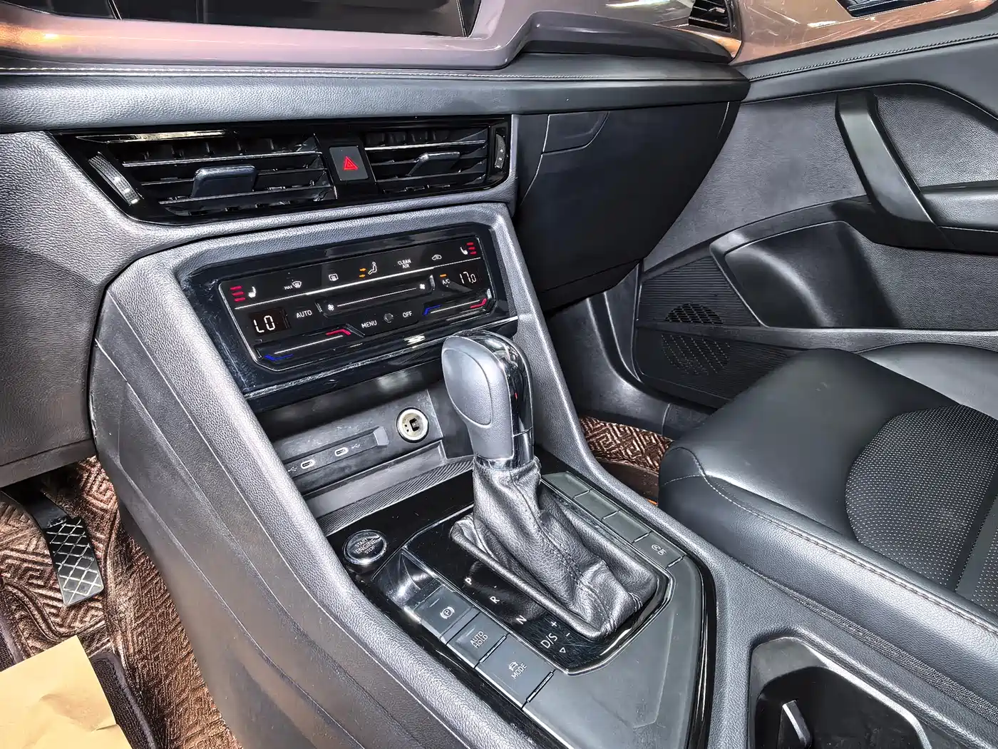 Volkswagen Tharu 2022 280TSI FWD Luxury Edition фото 17