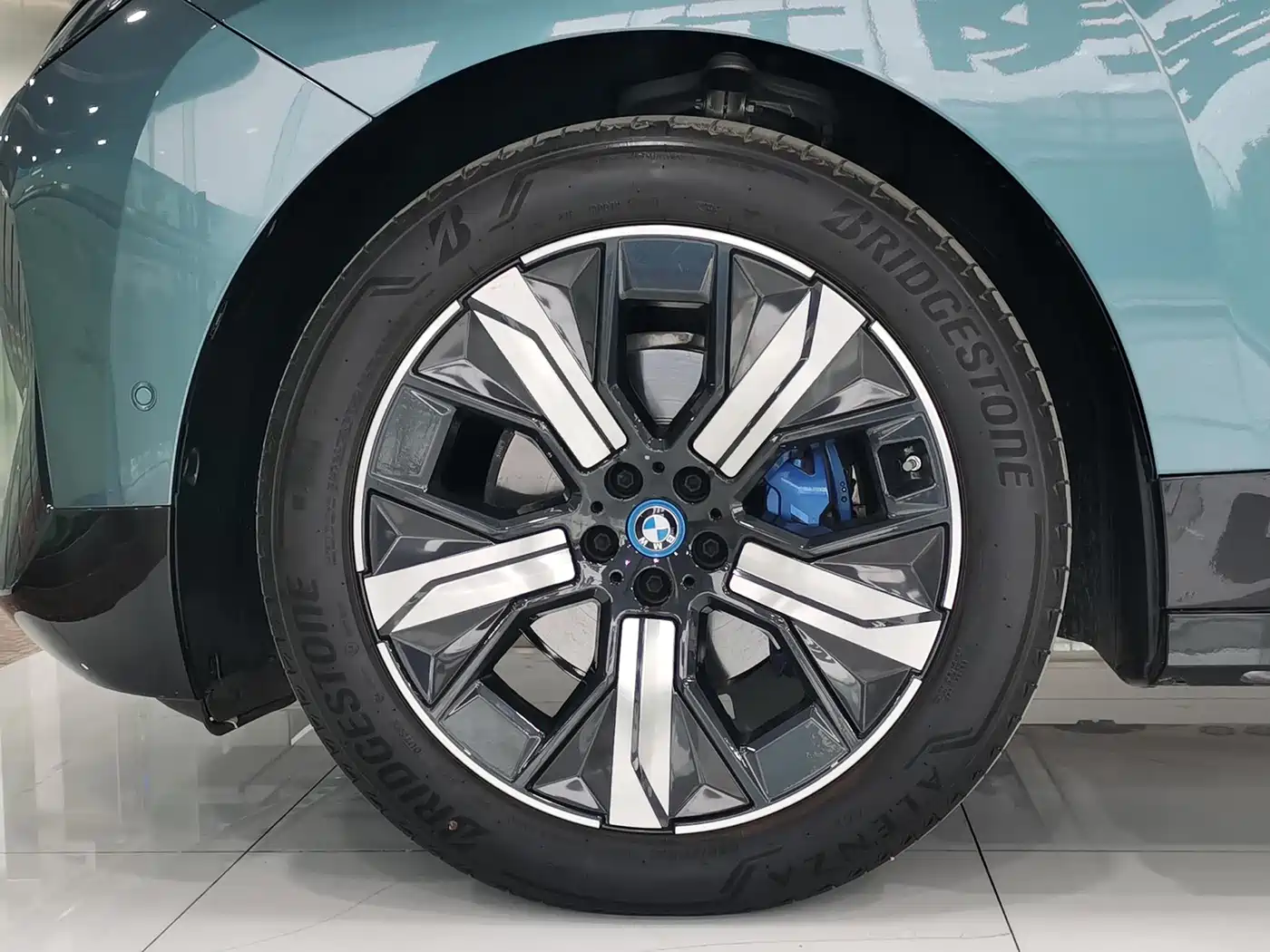 BMW iX M60 2022 M60 фото 10