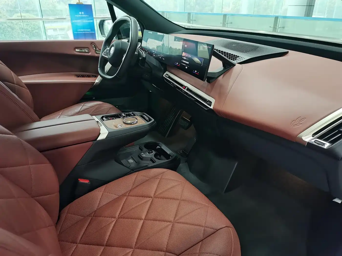 BMW iX M60 2022 M60 фото 12