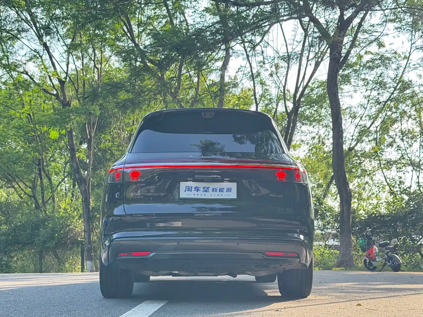 AITO Wenjie AITO M8 2025 Model Extended Range Max+ Edition 53.4kWh 6-Seater фото 4