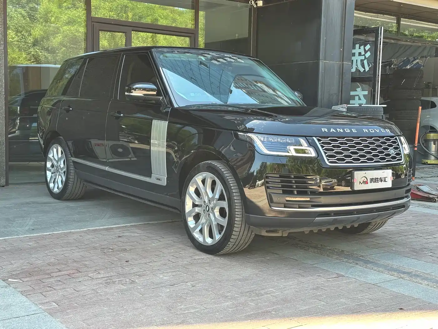 Land Rover Range Rover 2022 3.0 L6 400PS Heritage Extended Classic Edition фото 2