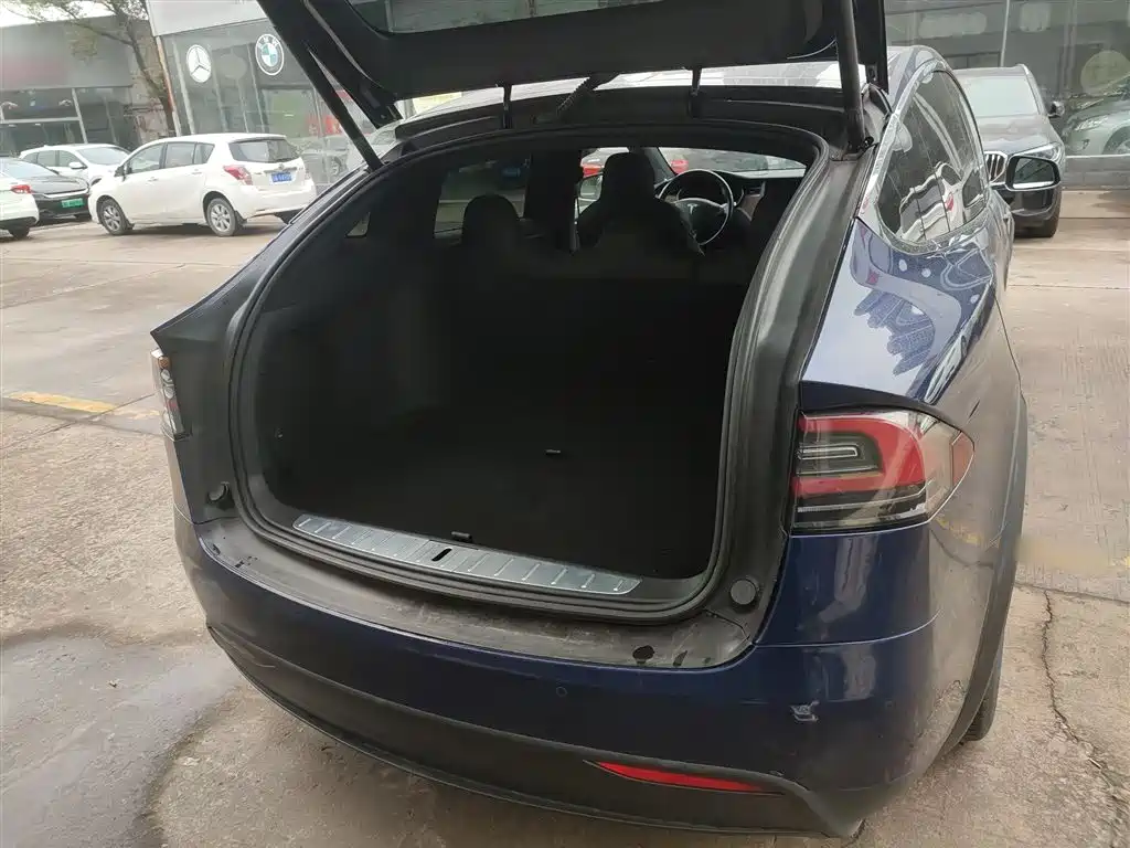 TESLA MODEL X