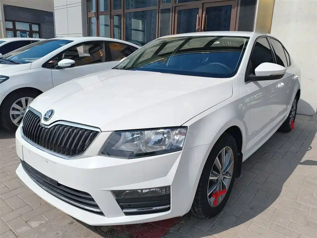 Škoda Octavia 2017 Classic 1.6L Manual Comfort фото 2