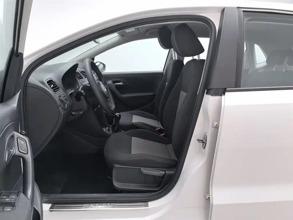 Volkswagen Polo 2014 1.4L Manual Trend Edition фото 10